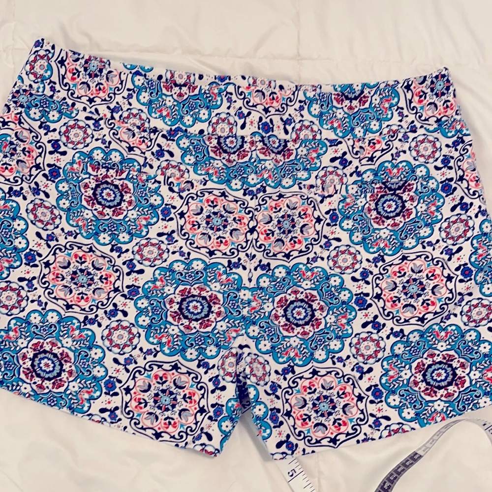 Loft size 14 lovely floral/batik shorts like new